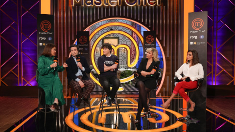 Los chefs Samantha Vallejo-Nágera, Pepe Rodríguez y Jordi Cruz, la presentadora María Eizaguirre y la CEO de Shine Iberia, Macarena Rey, durante la presentación de la undécima edición del programa ‘Masterchef