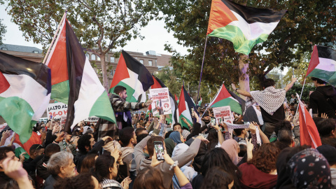 Asistentes a la concentración "Detengamos masacre Gaza", a 18 de octubre de 2023 frente a la embajada de Israel en Madrid