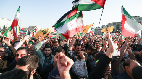 La gente ondea banderas palestinas y de Hezbollah como protesta en Teherán en apoyo a los palestinos en Gaza el 18 de octubre de 2023.