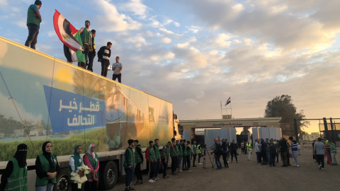 Un camión perteneciente a un convoy de ayuda humanitaria destinada a la Franja de Gaza detenido frente a la puerta fronteriza de Rafah, en Egipto, a 17 de octubre de 2023.