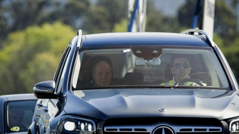 19/4/23 Juan Carlos de Borbón, con Pedro Campos conduciendo el Mercedes en el que se trasladó desde el aeropuerto de Vigo a Sanxenxo.