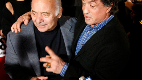 A la izquierda, el actor Burt Young posando junto a Sylvester Stallone momentos antes del estreno de 'Rocky Balboa' en Filadelfia, Pensilvania, a 18 de diciembre de 2006.