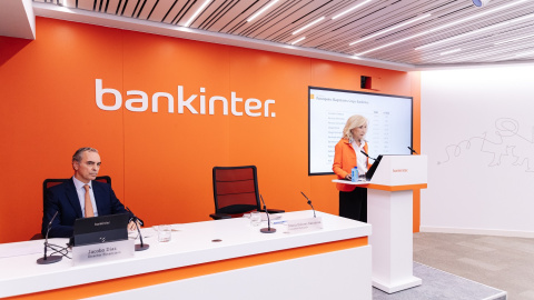 La consejera delegada de Bankinter, María Dolores Dancausa, y el director financiero, Jacobo Díaz, durante la presentación de los resultados del banco del tercer trimestre de 2023, en Madrid. — Carlos Luján / EUROPA PRESS