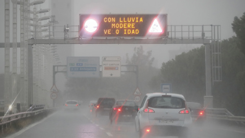 19/10/2023 - Varios vehículos circulan bajo la lluvia este jueves en Sevilla.