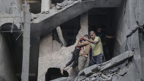 Un niño es rescatado de los escombros de un edificio residencial derribado por un ataque israelí en el campo de refugiados de Jan Yunis, en el sur de Gaza, a 19 de octubre de 2023.