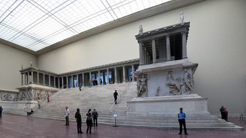 El altar de Pérgamo, situado en el museo berlinés homónimo, que cerrará sus puertas al público en 2023