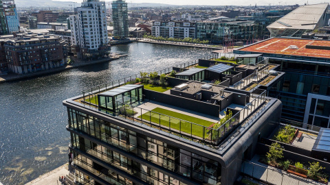 Vista de los áticos y de las terrazas del edificio 'Opus', en Dublín, adquirido por Amancio Ortega.