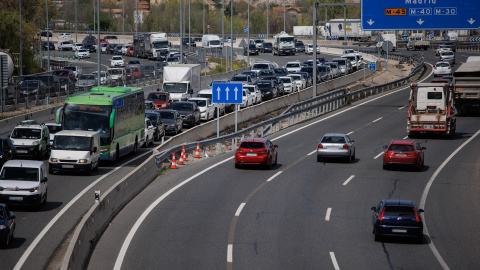 Atasco en la autovía A-3 para salir de Madrid, a 31 de marzo de 2023.