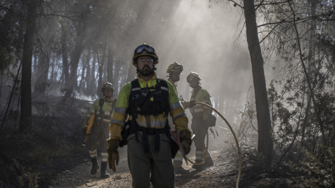 Los bomberos se retiran del incendio de Villanueva del Viver (Castelló) tras dar por controlado el fuego.