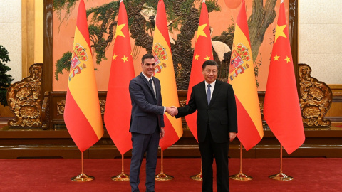 El presidente del Gobierno español, Pedro Sánchez, y el presidente de China, Xi Jinping, en Pekín.