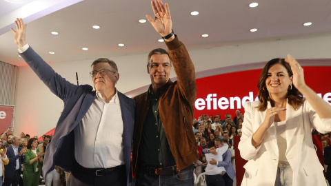 El secretario general del PSOE y presidente del Gobierno, Pedro Sánchez (c), el presidente de la Comunidad Valenciana, Ximo Puig, y la candidata del partido a la Alcaldía de Valencia, Sandra Gómez, durante su participación en la jornada de clausura de