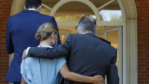 Yolanda Díaz abraza a Fernando Grande-Marlaska