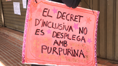 Un cartell on es pot llegir 'El decret d'inclusiva no es desplega amb purpurina'