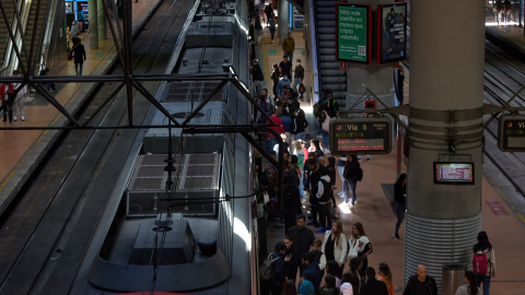 05/04/2023 - Varias personas en el andén de un tren de cercanías en la estación Almudena Grandes-Atocha Cercanías, en Madrid.