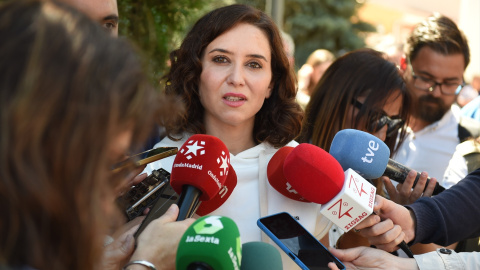 La presidenta de la Comunidad de Madrid, Isabel Díaz Ayuso, ofrece declaraciones a los medios durante su visita la localidad de Ciempozuelos, a 17 de abril de 2023.