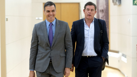 10/10/23 El presidente del Gobierno en funciones, Pedro Sánchez, y el exsecretario xeral del PSdeG y diputado por Lugo, José Ramón Gómez Besteiro, este martes en la Cámara Alta.