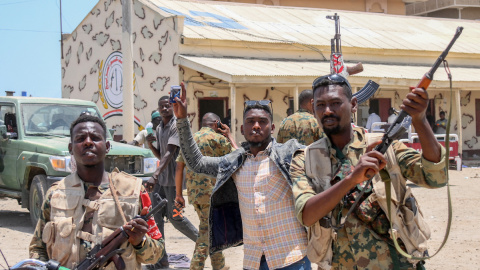 Soldados del ejército sudanés, leales a al Burhan, posando para una foto en la ciudad de Puerto Sudán, en el Mar Rojo, a 16 de abril de 2023.