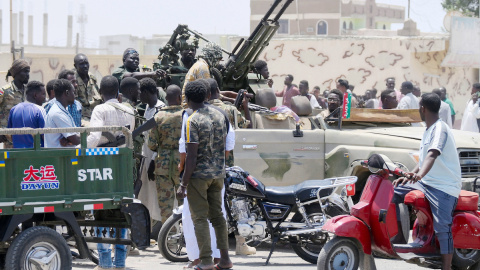 Los sudaneses saludan a un grupo de soldados leales a al Burhan, en la ciudad de Puerto Sudán, en el Mar Rojo, a 16 de abril de 2023.