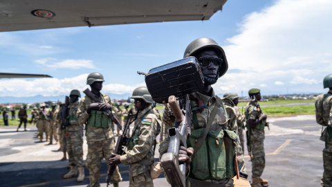 Un grupo de militares sudaneses desplegados en el Aeropuerto Internacional de Goma, en el este de la República Democrática del Congo, a 2 de abril de 2023.