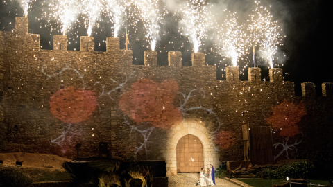 17-4-2023 'Representació de la llegenda de Sant Jordi', dins la Setmana Medieval de Montblanc, al portal del Foradot, amb focs artificials i 'maping' a les muralles, en una imatge d'arxiu.