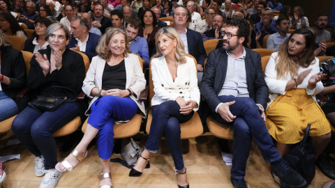 La líder de Sumar y vicepresidenta del Gobierno en funciones, Yolanda Díaz, junto a la exalcaldesa de Barcelona, Ada Colau, en la presentación del dictamen sobre la amnistía este 10 de octubre de 2023 en Barcelona.