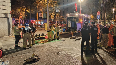 Bomberos y agentes de Mossos d'Esquadra trabajan en las inmediaciones de la oficina de Correos desalojada en Girona.