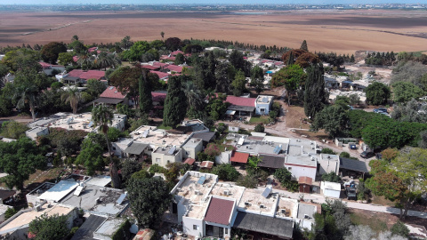 Vista aérea del Kibbutz Krar Aza tras el ataque de milicianos de Hamas, en el sur de Israel. REUTERS/Ilan Rosenberg