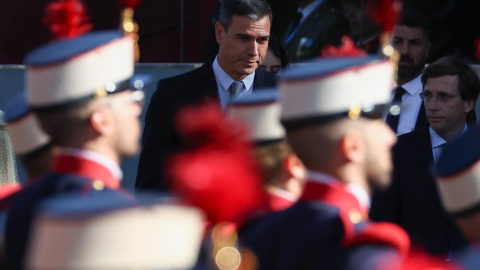 El presidente del Gobierno, Pedro Sánchez, durante el acto solemne de homenaje a la bandera nacional y desfile militar en el Día de la Hispanidad, a 12 de octubre de 2022