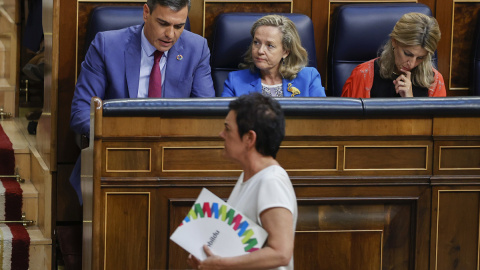 La portavoz de EH Bildu, Mertxe Aizpurua, pasa por delante del presidente del Gobierno, Pedro Sánchez, durante el debate sobre el Estado de la Nación, a 13 de julio de 2022.