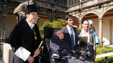 11/10/23 Jorge Mira, a la izquierda del premio Nobel de Física Stephen Hawking, en 2008 en el pazo de Fonseca, en Santiago.