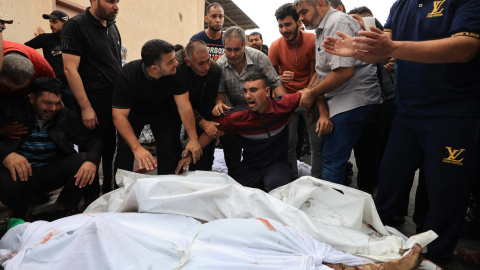 Un palestino residente en Gaza llora la muerte de una familiar a causa de los bombardeos israelíes en la franja el pasado 9 de octubre.