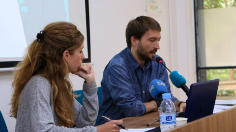 La directora tècnica de Projecte Home, Cristina Vidal, i el director de l'Àrea de Gestió i Comunicació, Jordi Feu, en la roda de premsa per presentar l'informe anual sobre les persones ateses per addiccions.