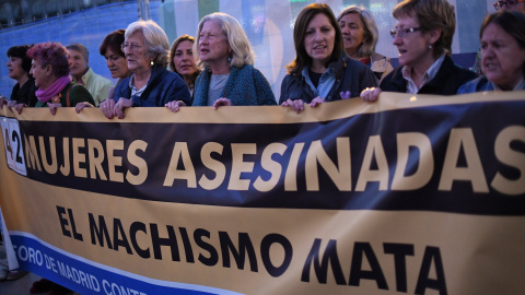 Un grupo de personas pertenecientes a Foro Madrid durante una concentración contra la violencia de género en la puerta del Sol, a 25 de octubre de 2022, en Madrid