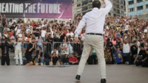 Abel Caballero ofrece su particular versión del break dance en el festival O Marisquiño de Vigo