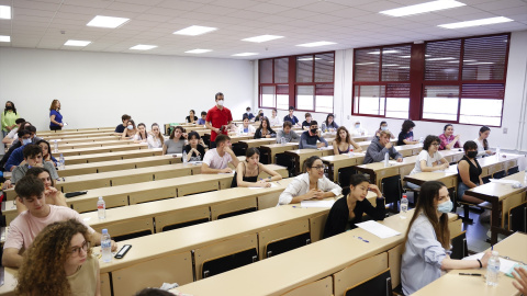 Estudiantes esperan antes de comenzar las pruebas de acceso a la universidad 2022, a 8 de junio de 2022, en Valladolid, Castilla y León (España).