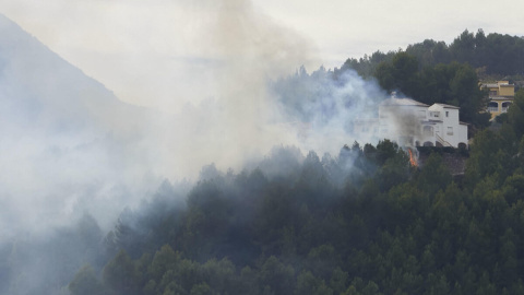 Imágenes del incendio de Montixelvo que ha obligado a desalojar a cerca de 1000 personas en varias poblaciones y urbanizaciones de la zona. EFE/ Natxo Francés