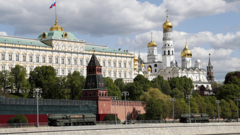 Los lanzadores de misiles balísticos intercontinentales rusos Yars, frente al Kremlin tras el desfile militar por el Día de la Victoria, a 9 de mayo de 2023.