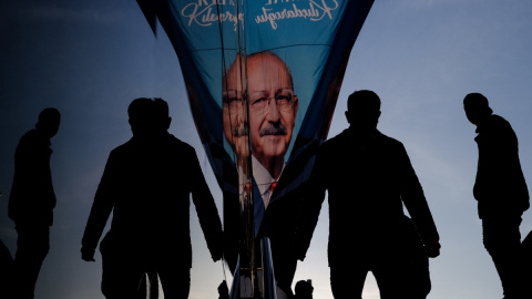 Varias personas junto a un cartel del candidato Kemal Kiliçdaroglu, líder del socialdemócrata Partido Republicano del Pueblo.