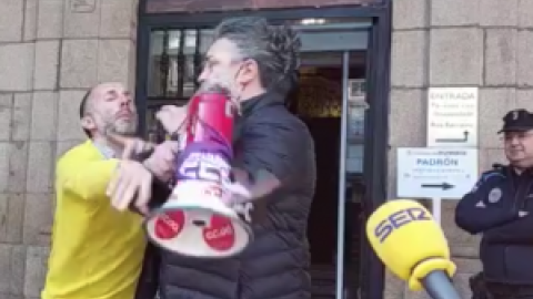 El alcalde de Ourense agrede a una mujer que se manifestaba frente al Ayuntamiento