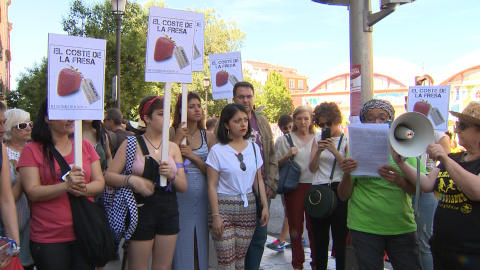 Acción solidaria con las trabajadoras marroquís de las fresas de Huelva.