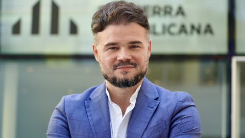 Gabriel Rufián, fotografiat davant la seu nacional d'ERC després de l'entrevista.