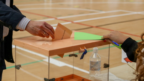 Un hombre ejerce su derecho a voto en el colegio San Agustín, a 4 de mayo de 2021, en Madrid (España).