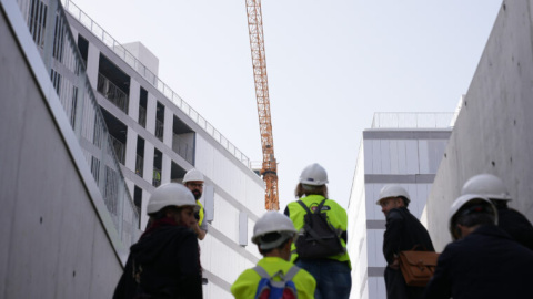 Visita de obras de los responsables municipales a una de las construcciones de vivienda pública en marcha.