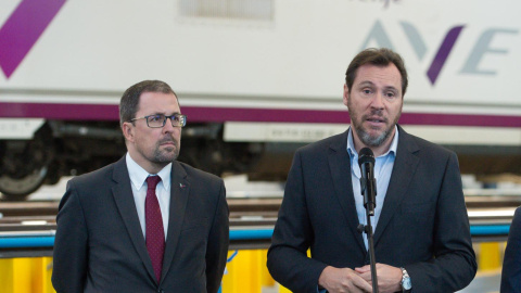 El ministro de Transportes, Óscar Puente, ofrece declaraciones junto al presidente de Renfe, Raül Blanco Díaz, en su visita a las nuevas instalaciones de la base de mantenimiento de alta velocidad de Santa Catalina en Vallecas, Madrid. E.P./Gustavo Val