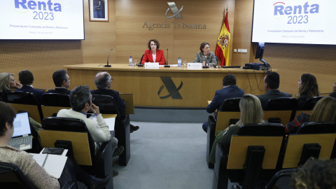 La directora general de la Agencia Tributaria, Soledad Fernández Doctor (c-i), presenta la campaña de Renta 2023. EFE/ Fernando Alvarado