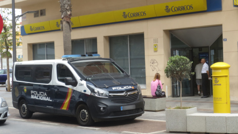 La oficina de Correos de Melilla, vacía tras las medidas policiales y administrativas para vigilar el voto por correo por sospechas de fraude.