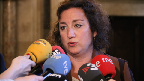 La portaveu del PSC-Units, Alícia Romero, atén la premsa als passadissos del Parlament.