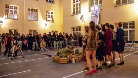 Més de 100 dones van participar en una tancada a La Bonne per denunciar la situació.