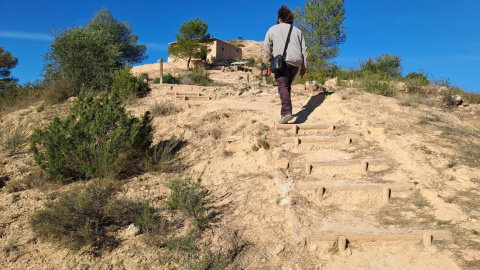 Una persona passejant pel poblat de Sebes a Flix