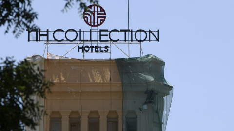 Un obrero pinta la fachada del edificio donde se ubica uno de los hoteles de la cadena NH Hotel Group en Madrid. E.P./Óscar Cañas